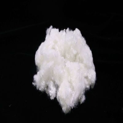 comprar Uma fibra de poliéster oculta siliconizada de 51 mm fibra reciclada para enchimento de sofá fabricação em linha