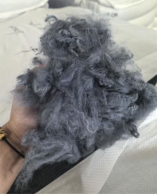 Bom preço. Fibra de grapa de poliéster reciclado 2.5D 51mm cinza escuro baixa absorção de umidade on-line