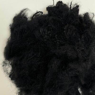 Fibra de estribo de poliéster preto reciclado 6D × 51mm com propriedades repelentes de água para enchimento e uso não tecido